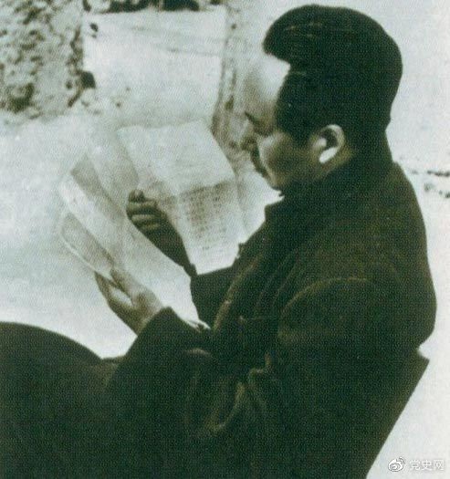 1946年6月,国民党撕毁停战协定和政协决议,挑起全面内战。这是毛泽东在延安审阅有关自卫反击的电报。 1946年6月,国民党撕毁停战协定和政协决议,挑起全面内战。这是毛泽东在延安审阅有关自卫反击的电报。