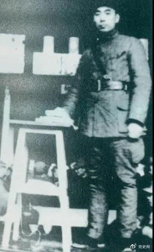 1939年3月10日,周恩来为新四军排以上干部作题为《目前形势与新四军任务》的报告。 1939年3月10日,周恩来为新四军排以上干部作题为《目前形势与新四军任务》的报告。