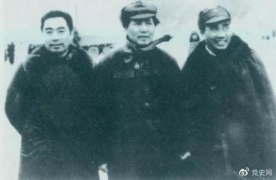 1946年1月27日,周恩来由重庆飞抵延安,参加中共中央书记处会议。图为毛泽东、朱德、周恩来在机场留影。 1946年1月27日,周恩来由重庆飞抵延安,参加中共中央书记处会议。图为毛泽东、朱德、周恩来在机场留影。