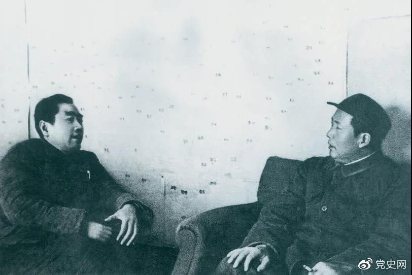 图为毛泽东和周恩来在河北西柏坡。 图为毛泽东和周恩来在河北西柏坡。