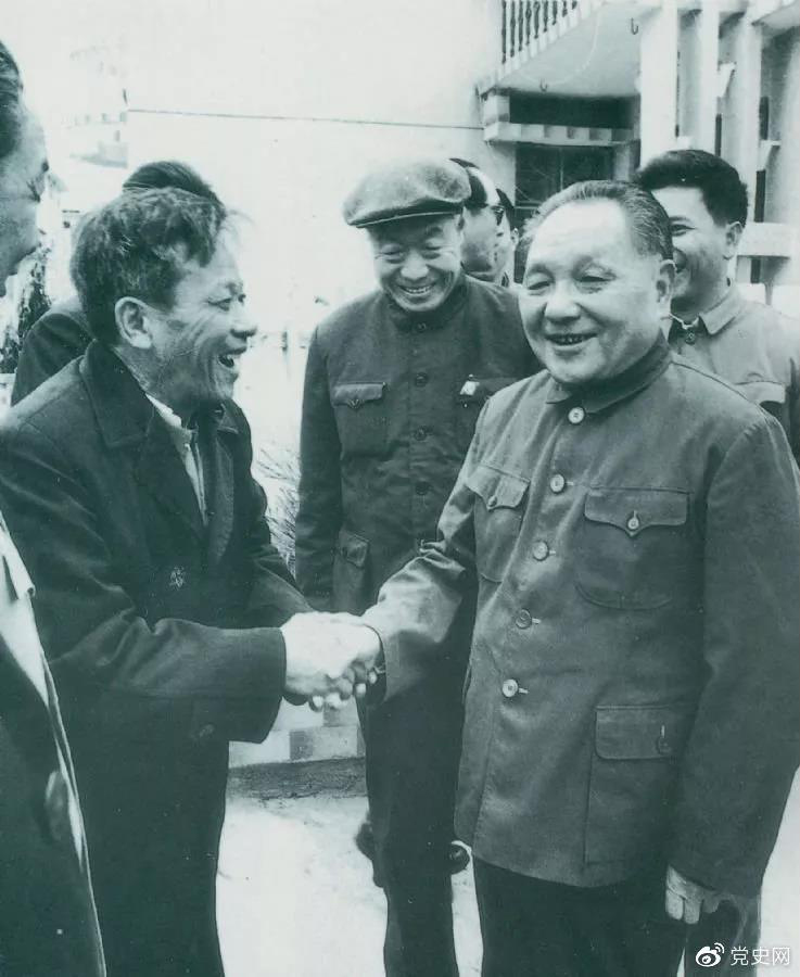 1984年1月25日,邓小平在深圳经济特区走访渔民新村。 1984年1月25日,邓小平在深圳经济特区走访渔民新村。