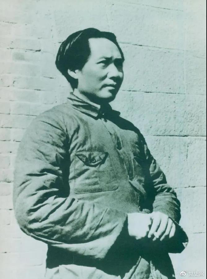 1936年2月至5月,毛泽东、彭德怀率军进行了东征战役。图为指挥东征战役时的毛泽东。 1936年2月至5月,毛泽东、彭德怀率军进行了东征战役。图为指挥东征战役时的毛泽东。