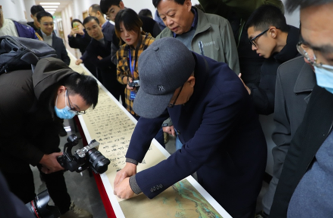 特殊的笔记,陈洪标用两幅百米书法长卷礼赞建党百年 特殊的笔记,陈洪标用两幅百米书法长卷礼赞建党百年