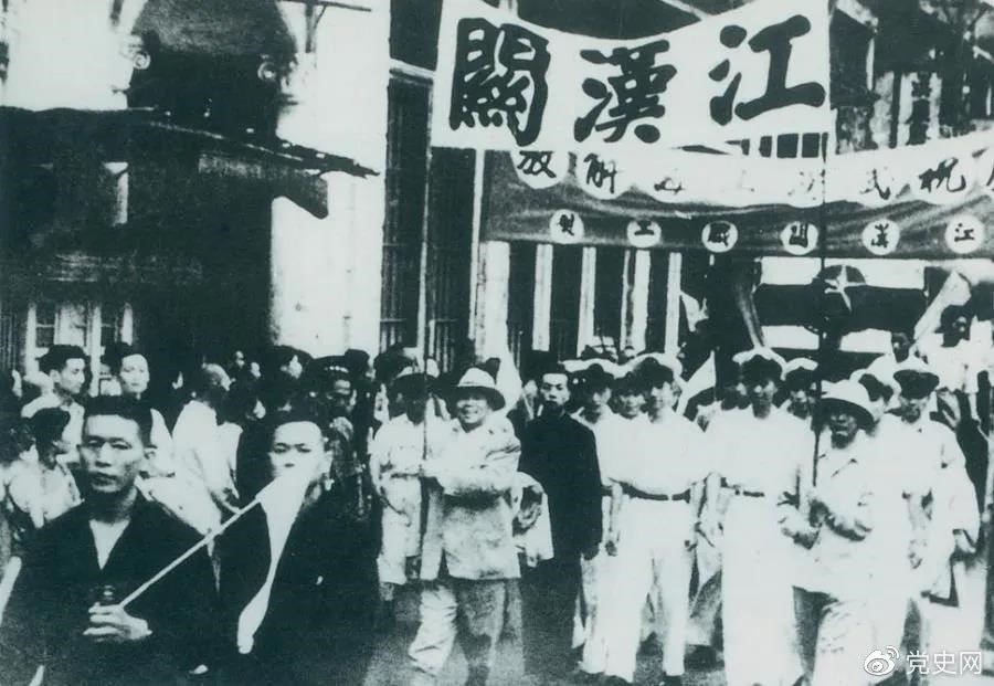1949年5月17日,第四野战军解放武汉。图为武汉人民欢庆解放。 1949年5月17日,第四野战军解放武汉。图为武汉人民欢庆解放。