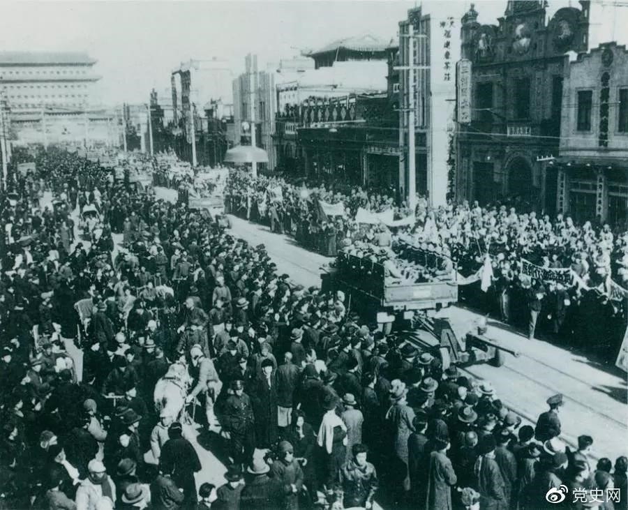 1949年1月31日,北平和平解放。图为人民解放军举行入城式。 1949年1月31日,北平和平解放。图为人民解放军举行入城式。