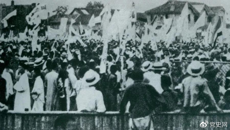 1925年5月30日,上海爆发了反帝爱国的五卅运动,掀起了全国范围大革命高潮。 1925年5月30日,上海爆发了反帝爱国的五卅运动,掀起了全国范围大革命高潮。