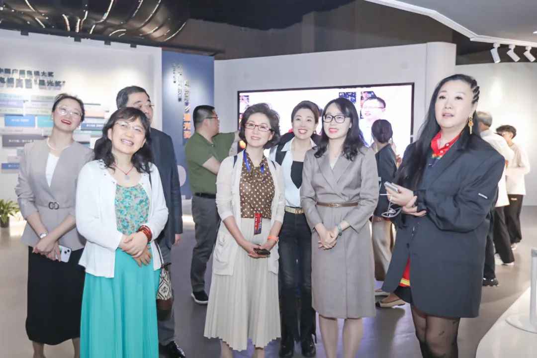 Alternative text Alternative text