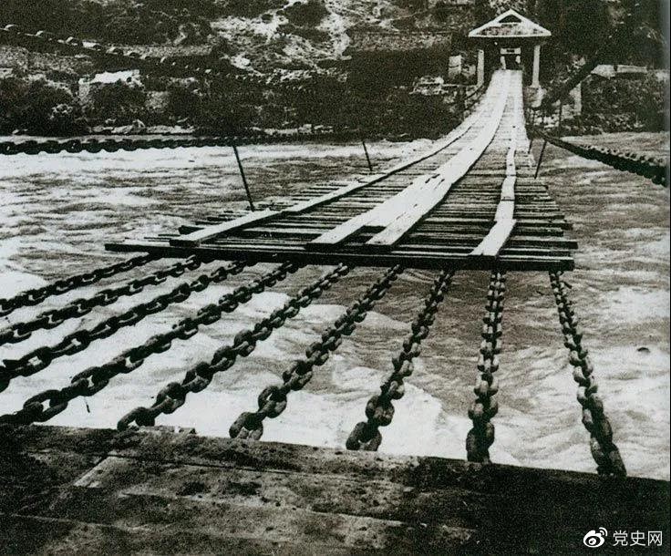 1935年5月29日,中央红军左纵队先头部队在泸定桥西头发起夺桥战斗,胜利抢占大桥。图为泸定桥。 1935年5月29日,中央红军左纵队先头部队在泸定桥西头发起夺桥战斗,胜利抢占大桥。图为泸定桥。