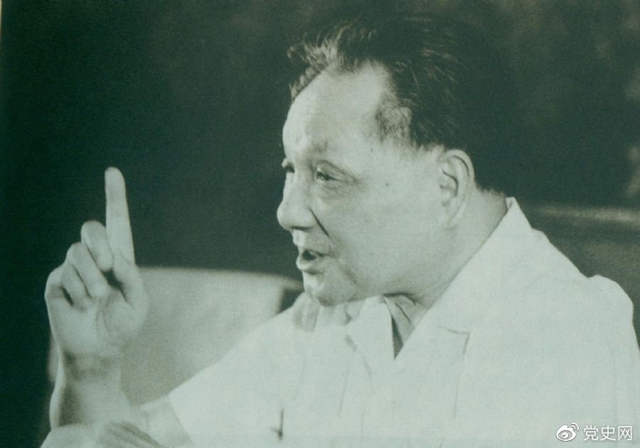 1981年6月27日,中共十一届六中全会通过《关于建国以来党的若干历史问题的决议》。图为邓小平在闭幕会上发表讲话。 1981年6月27日,中共十一届六中全会通过《关于建国以来党的若干历史问题的决议》。图为邓小平在闭幕会上发表讲话。