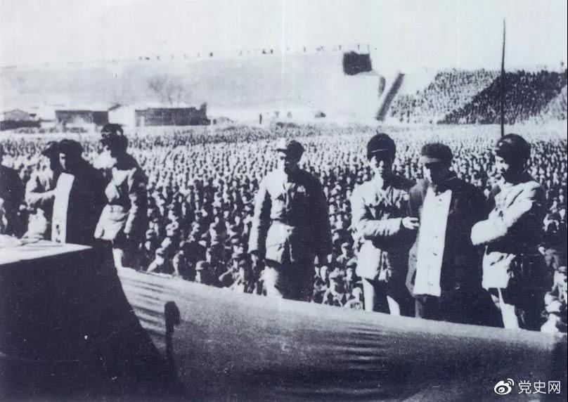 1952年2月10日,河北省召开公审大贪污犯大会,经最高人民法院批准,判处大贪污犯刘青山(原中共天津地委书记)、张子善(原天津地委副书记)死刑。 1952年2月10日,河北省召开公审大贪污犯大会,经最高人民法院批准,判处大贪污犯刘青山(原中共天津地委书记)、张子善(原天津地委副书记)死刑。