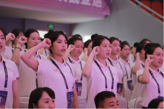 图:开班仪式上志愿者进行宣誓