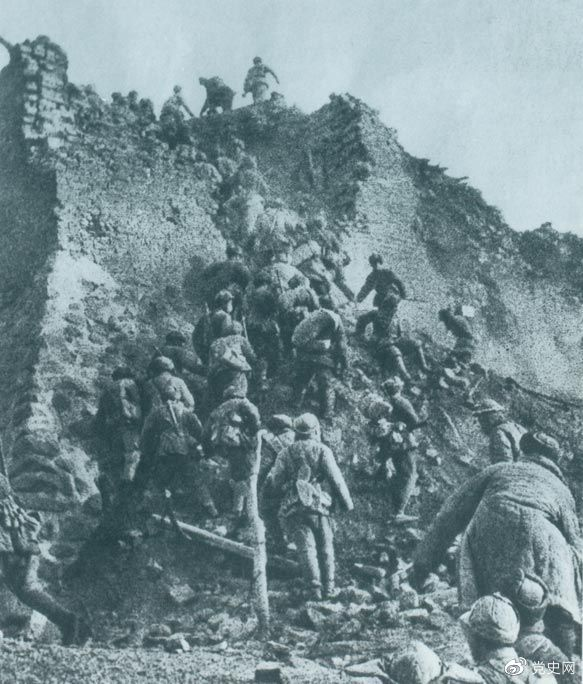 1948年12月,人民解放军向新保安守敌发起攻击。这是解放军战士登上新保安城头。 1948年12月,人民解放军向新保安守敌发起攻击。这是解放军战士登上新保安城头。