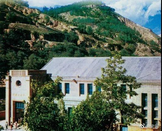 图为中国共产党第七次全国代表大会会址——延安杨家岭中央大礼堂。 图为中国共产党第七次全国代表大会会址——延安杨家岭中央大礼堂。