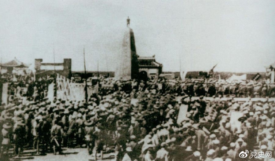1931年6月,红七军到达中央革命根据地江西兴国县,编入彭德怀率领的红三军团。图为当时会师的情形。 1931年6月,红七军到达中央革命根据地江西兴国县,编入彭德怀率领的红三军团。图为当时会师的情形。
