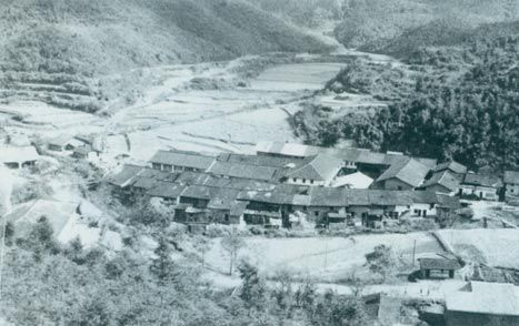 1929年3月14日,毛泽东同朱德指挥红四军进攻长岭寨,歼敌两千余人,击毙敌旅长郭凤鸣,乘胜占领长汀城。图为长岭寨。 1929年3月14日,毛泽东同朱德指挥红四军进攻长岭寨,歼敌两千余人,击毙敌旅长郭凤鸣,乘胜占领长汀城。图为长岭寨。