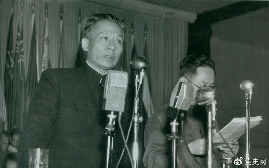 1949年11月16日,刘少奇在亚洲澳洲工会代表会议开幕式上讲话。 1949年11月16日,刘少奇在亚洲澳洲工会代表会议开幕式上讲话。