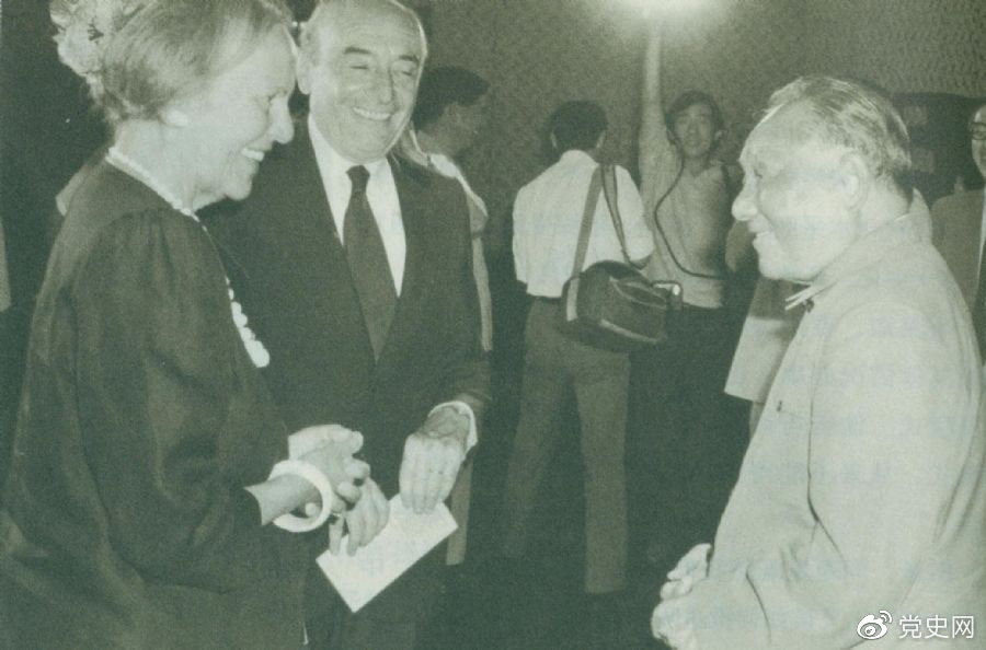 1987年8月29日,邓小平在会见意大利共产党领导人约蒂和赞盖里时指出,中国处在社会主义初级阶段。 1987年8月29日,邓小平在会见意大利共产党领导人约蒂和赞盖里时指出,中国处在社会主义初级阶段。