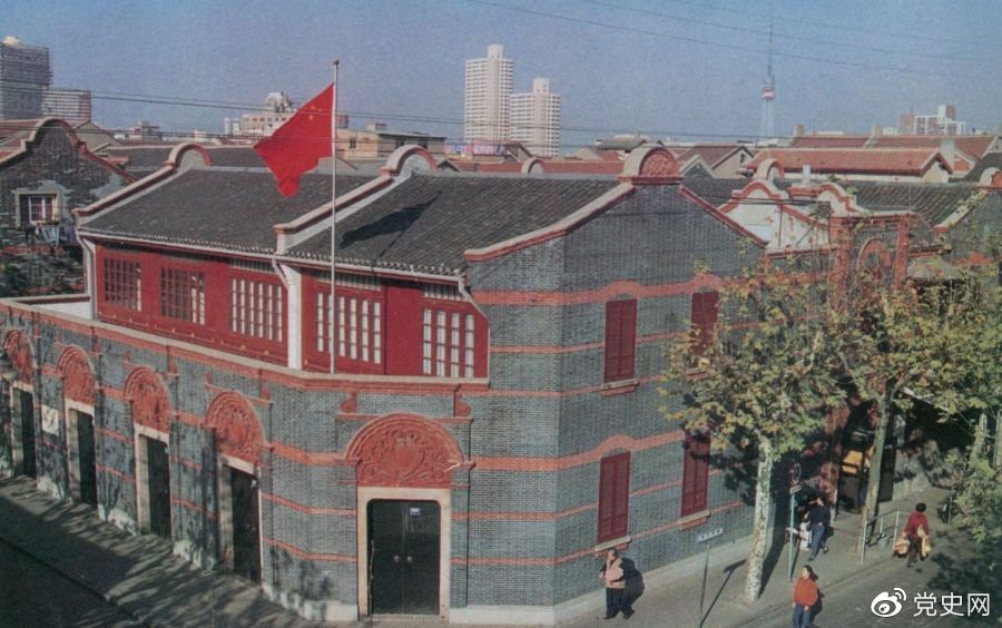 1921年7月23日 中国共产党第一次全国代表大会在上海法租界望志路106号(今兴业路76号)开幕。最后一天的会议转移到浙江嘉兴南湖的游船上举行。 图为中共一大会址。 1921年7月23日 中国共产党第一次全国代表大会在上海法租界望志路106号(今兴业路76号)开幕。最后一天的会议转移到浙江嘉兴南湖的游船上举行。 图为中共一大会址。