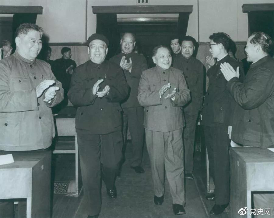 1983年2月13日,邓小平出席浙江省委、省政府举行的新春联欢会,向浙江人民祝贺新年。 1983年2月13日,邓小平出席浙江省委、省政府举行的新春联欢会,向浙江人民祝贺新年。