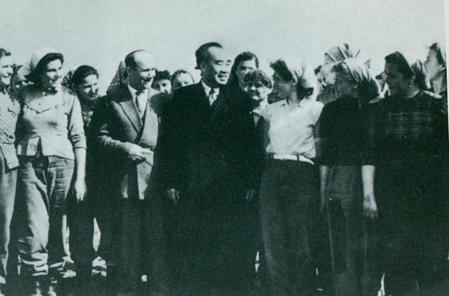 1956年1月16日,朱德参观匈牙利人民共和国拉科什恰巴米丘林农业生产合作社,并与社员合影。 1956年1月16日,朱德参观匈牙利人民共和国拉科什恰巴米丘林农业生产合作社,并与社员合影。