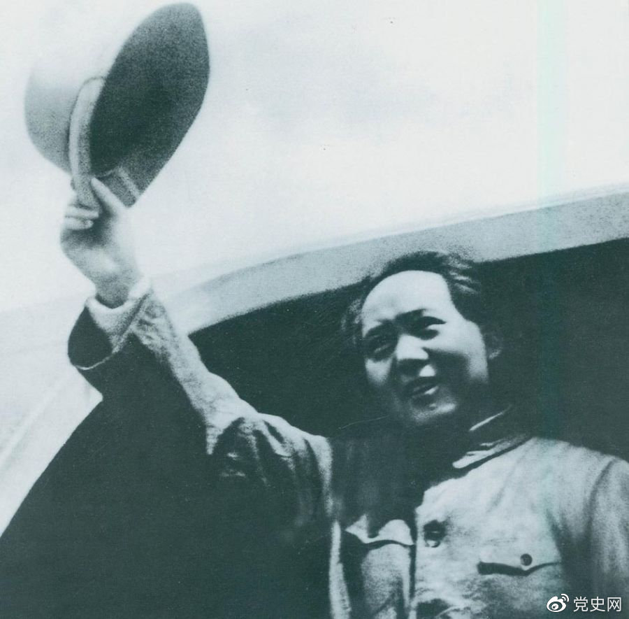 1945年8月28日,毛泽东飞赴重庆时,向前来欢送的延安军民挥手告别。 1945年8月28日,毛泽东飞赴重庆时,向前来欢送的延安军民挥手告别。