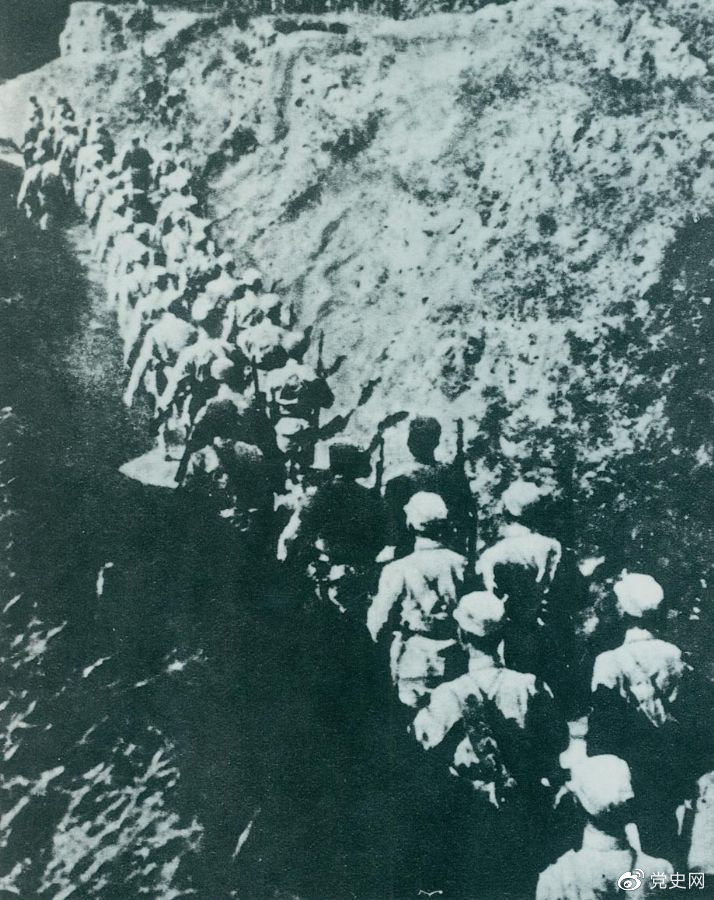 1937年9月25日,八路军第一一五师主力在晋东北取得平型关大捷,歼灭日军1000余人,打破了日军“不可战胜”的神话。图为向平型关挺进的第一一五师。 1937年9月25日,八路军第一一五师主力在晋东北取得平型关大捷,歼灭日军1000余人,打破了日军“不可战胜”的神话。图为向平型关挺进的第一一五师。