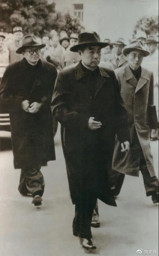 1954年4月26日,日内瓦会议开幕。图为周恩来率中国代表团进入会场。 1954年4月26日,日内瓦会议开幕。图为周恩来率中国代表团进入会场。