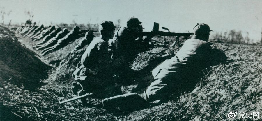 1948年11月23日至12月15日,淮海战役第二阶段,中原野战军在华东野战军配合下,全歼国民党军第12兵团——黄维兵团。图为主攻部队一部在前沿阵地上。 1948年11月23日至12月15日,淮海战役第二阶段,中原野战军在华东野战军配合下,全歼国民党军第12兵团——黄维兵团。图为主攻部队一部在前沿阵地上。