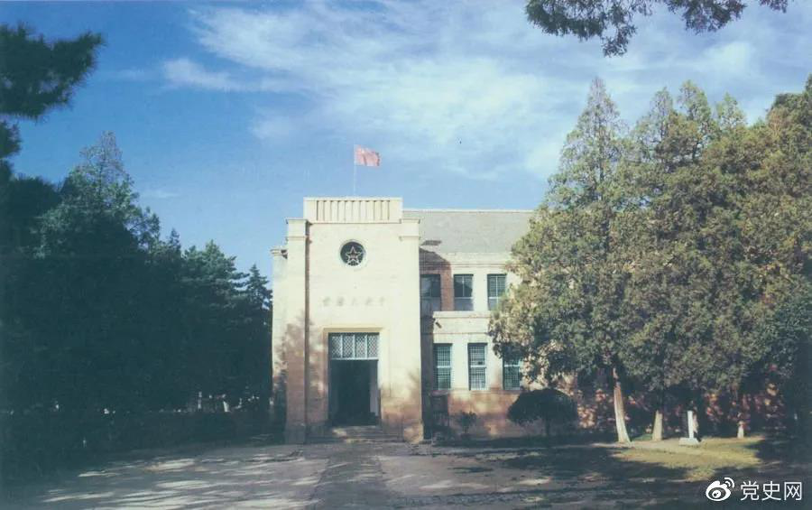 杨家岭革命旧址,位于延安城西北约3公里,是中共中央1938年11月至1947年3月的所在地。 杨家岭革命旧址,位于延安城西北约3公里,是中共中央1938年11月至1947年3月的所在地。