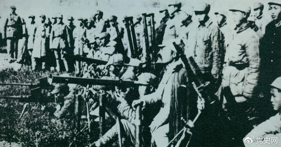 1945年10月至11月,刘伯承、邓小平率部取得了平汉战役的胜利。图为平汉战役参战部队及缴获的武器。 1945年10月至11月,刘伯承、邓小平率部取得了平汉战役的胜利。图为平汉战役参战部队及缴获的武器。