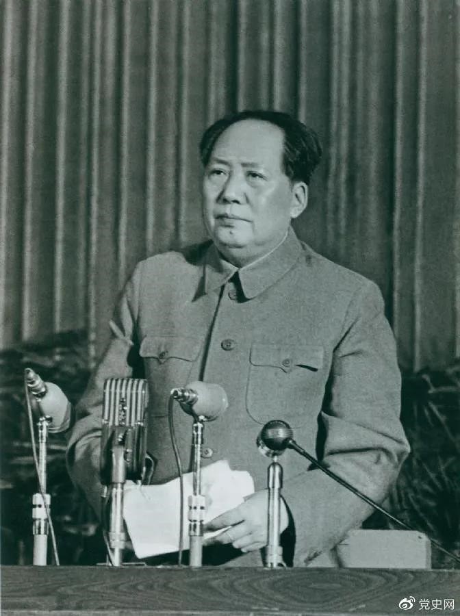 1957年2月27日,毛泽东在最高国务会议第十一次(扩大)会议上发表《如何处理人民内部的矛盾》(后改为《关于正确处理人民内部矛盾的问题》)讲话。 1957年2月27日,毛泽东在最高国务会议第十一次(扩大)会议上发表《如何处理人民内部的矛盾》(后改为《关于正确处理人民内部矛盾的问题》)讲话。