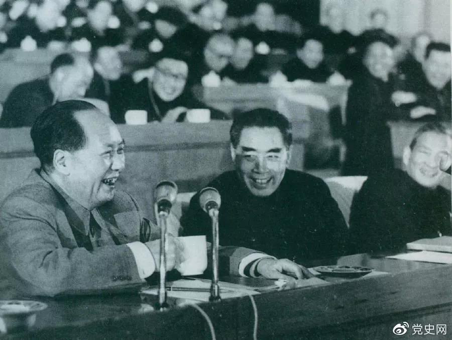 1962年初,毛泽东和周恩来、陈云在中共中央召开的扩大的中央工作会议(即七千人大会)上。 1962年初,毛泽东和周恩来、陈云在中共中央召开的扩大的中央工作会议(即七千人大会)上。