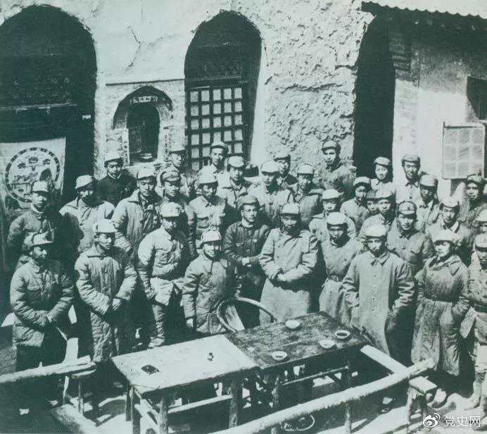 1940年2月8日,八路军政治部在山西省武乡县驻地召开太行文艺座谈会,朱德在会上讲话。 1940年2月8日,八路军政治部在山西省武乡县驻地召开太行文艺座谈会,朱德在会上讲话。